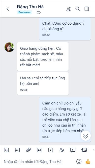 Chị Đặng Thu Hà hài lòng về tiến độ và chất lượng in cờ